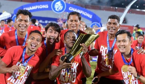 berita bola pemenang penghargaan